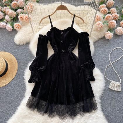 Elegant Velvet Dress With Lace Trim And Puff..