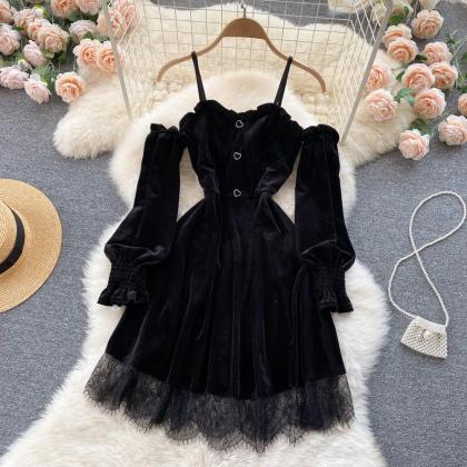 Elegant Velvet Dress With Lace Trim And Puff..