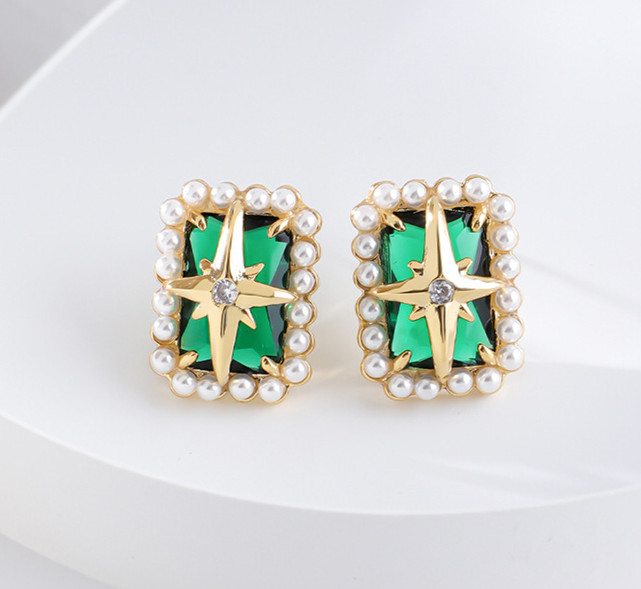Retro Emerald Starlight Pearl Earrings Female Niche High-grade Sense French Light Luxury Compact Earrings