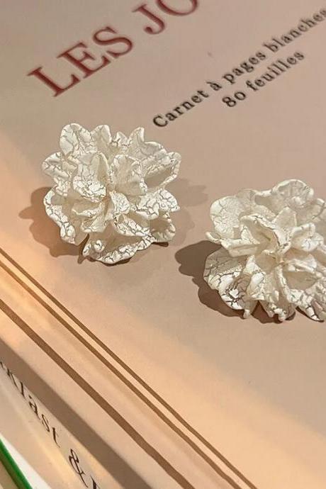 Korean White Camellia Flower Stud Earring For Women Light Luxury Temperament Simple Cute Ice Cracking Design Jewelry