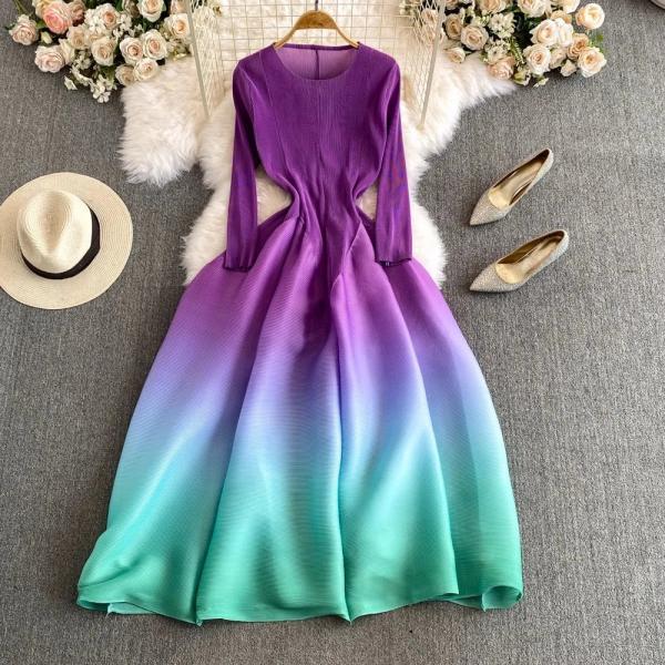 Elegant Ombre Midi Dress with Long Sleeves and Pleats